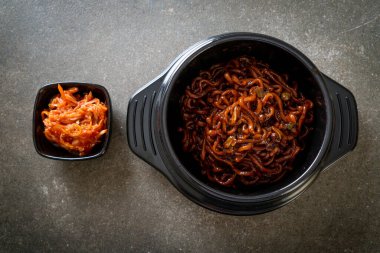 Kore siyah spagettisi ya da kavrulmuş Chajung soya soslu hazır şehriye (chapagetti) - Kore yemeği tarzı