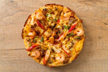 Tahta tepside deniz ürünleri (karides, ahtapot, midye ve yengeç) pizza