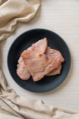 Kızarmış güneşte kurutulmuş domuz eti.