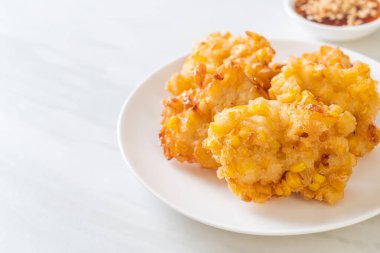 soslu kızarmış mısır - vejetaryen ve vejetaryen yemek tarzı