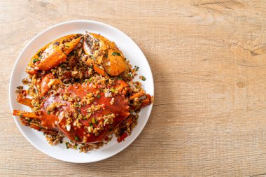 Baharatlı Tuz ve Biberli Kızarmış Yengeç - Deniz ürünleri tarzı