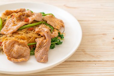 Kızarmış pirinç vermicelli ve domuz etli mimoza Asya usulü.