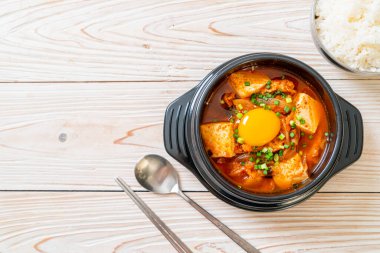Tofu ve yumurtalı Kimchi Çorbası veya Kore Kimchi Güveci - Kore Yemekleri Geleneksel Tarzı