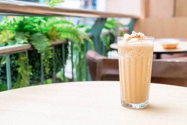 Kahve dükkanında ve restoranda kahveye karıştırılmış espresso.