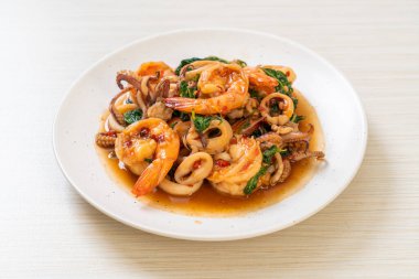 Tayland fesleğenli kızarmış deniz ürünleri (karides ve kalamar) - Asya usulü