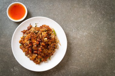 Kızarmış midyeli krep ya da midyeli omlet.