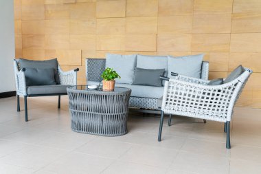 Boş bahçe sandalyesi ve yastıklı bir masa.