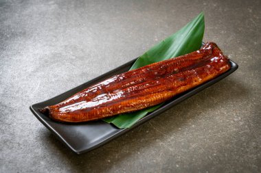 Izgara yılan balığı ya da soslu ızgara unagi (Kabayaki) - Japon yemeği..