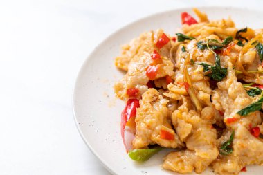 Kızarmış balık köftelerini biberle karıştır - Asya usulü