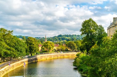 İngiltere, Bath 'daki Pulteney Köprüsü Nehri manzarası.