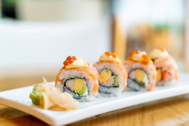 Japon usulü peynirli somon dürümü suşi.