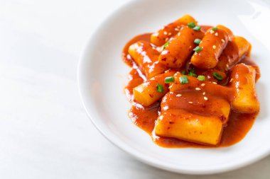 Baharatlı soslu Kore pirinç keki çubuğu (Tteokbokki) - Kore yemeği tarzı