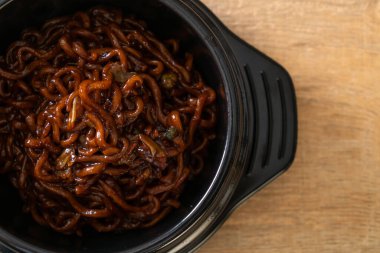 Kore siyah spagettisi ya da kavrulmuş Chajung soya soslu hazır şehriye (chapagetti) - Kore yemeği tarzı