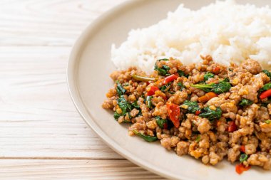 Tayland usulü kızarmış fesleğen, kıymalı domuz ve biberli pilav. Tayland usulü.