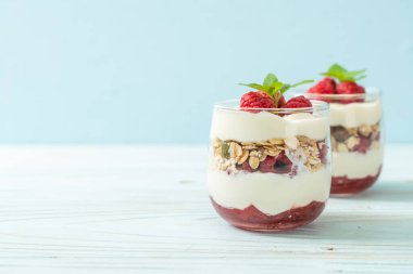 Tahıllı taze ahududu ve yoğurt.