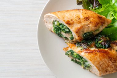 Peynir ve ıspanakla doldurulmuş fırında tavuk göğsü.