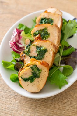 Peynir ve ıspanakla doldurulmuş fırında tavuk göğsü.