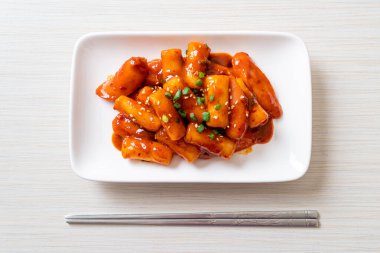 Baharatlı sosisli Kore pirinç keki çubuğu (Tteokbokki) - Kore yemeği tarzı