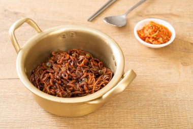 Kore siyah spagettisi ya da kavrulmuş Chajung soya soslu hazır şehriye (chapagetti) - Kore yemeği tarzı