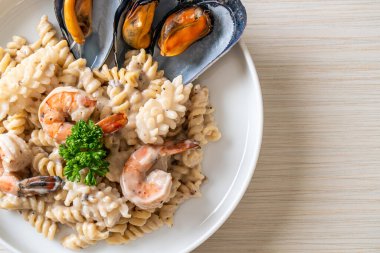 İtalyan usulü baharatlı makarna mantar krema sosu.