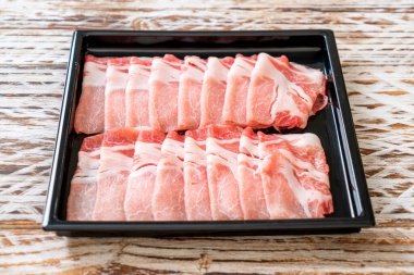 Dilimlenmiş taze domuz filetosu.