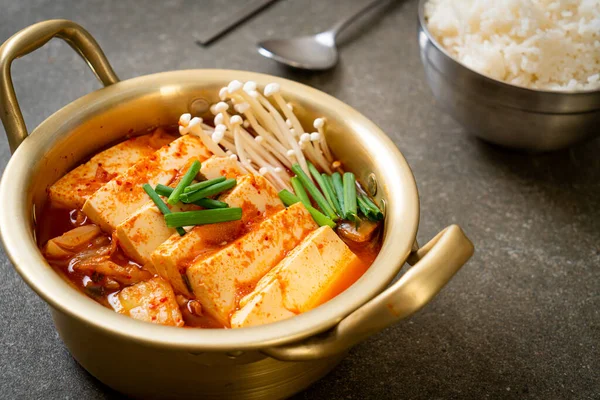 Tofu ve yumurtalı Kimchi Çorbası veya Kore Kimchi Güveci - Kore Yemekleri Geleneksel Tarzı