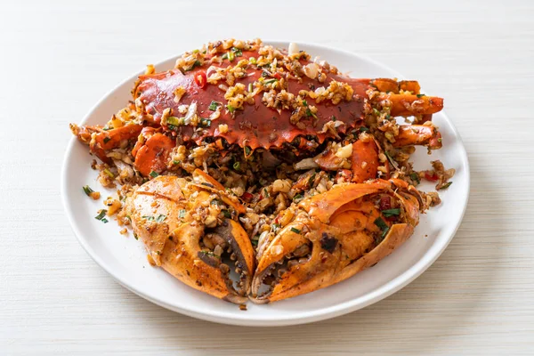 Baharatlı Tuz ve Biberli Kızarmış Yengeç - Deniz ürünleri tarzı
