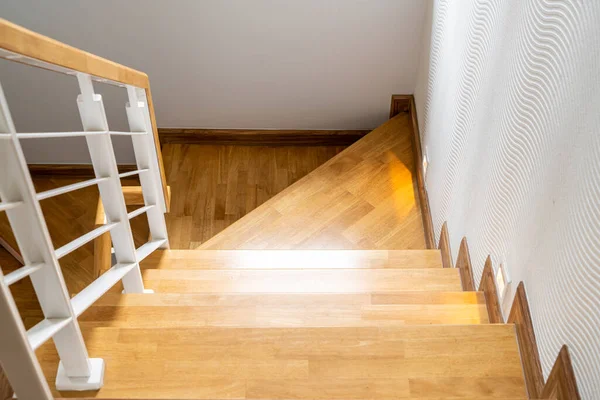 Schöne Holztreppe Schritt Hause — Stockfoto