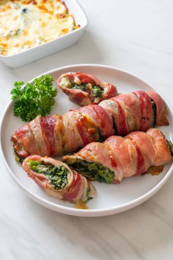 Fırında domuz pastırması, ıspanak ve peynir.