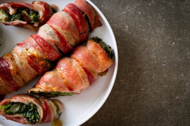 Fırında domuz pastırması, ıspanak ve peynir.