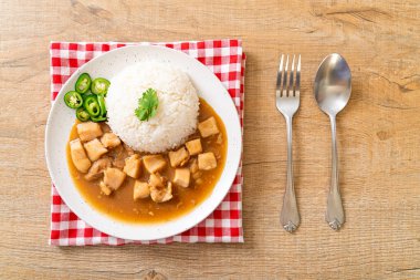 Kahverengi soslu tavuk mu yoksa pirinç soslu sos mu? Asya tarzı.