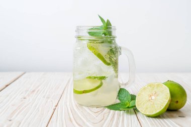 Naneli buzlu limonlu soda, ferahlatıcı içecek.