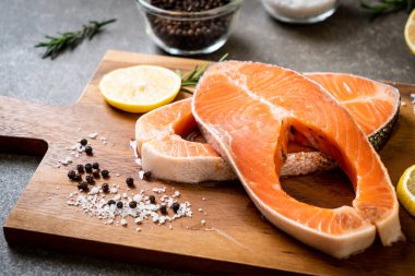 İçinde malzeme olan taze çiğ somon filetosu bifteği.