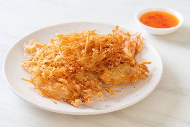 Kızarmış Enoki Mantarı veya Altın İğne Mantarı - vejetaryen ve vejetaryen yemek tarzı