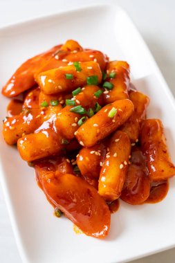 Baharatlı sosisli Kore pirinç keki çubuğu (Tteokbokki) - Kore yemeği tarzı