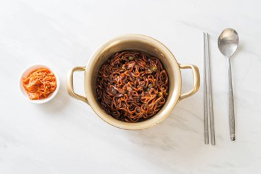 Kore siyah spagettisi ya da kavrulmuş Chajung soya soslu hazır şehriye (chapagetti) - Kore yemeği tarzı