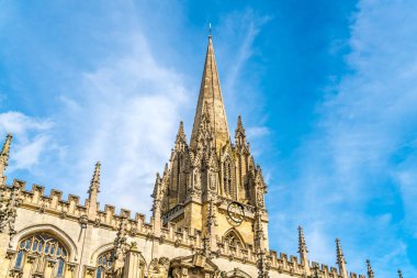 Oxford, İngiltere 'deki St. Mary Üniversitesi Kilisesi' nin Güzel Mimarisi.