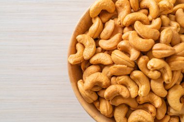 Tahta kasede fındık ve fotokopi alanı.