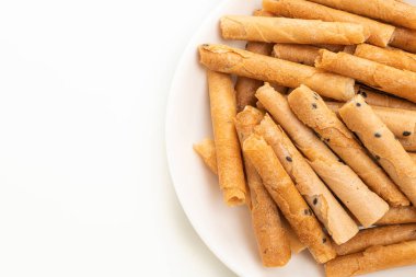 Beyaz zemin üzerinde izole edilmiş hindistan cevizi rulosu.