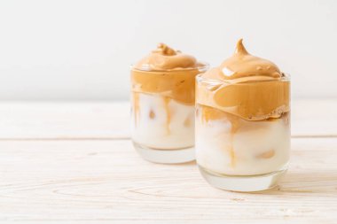 Dalgona kahvesi. Krem şantili buzlu içecek, kahve köpüğü ve süt. Covid-19 şehir karantinası sırasındaki son moda içki, ev konseptinde kalın..