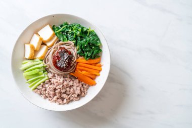 Kore baharatlı soğuk erişte - bibim makguksu ya da bibim guksu - Kore yemek tarzı