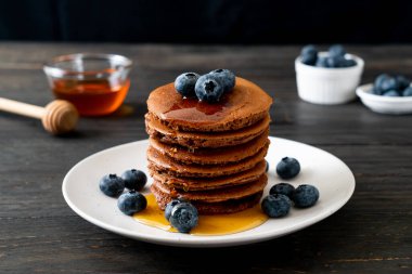 Yaban mersinli ve ballı krep yığını.