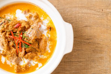 Tayland yemeği seti körili domuz eti Tayland yemeği tarzı.