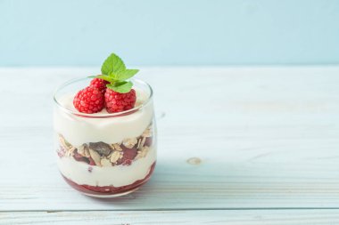 Tahıllı taze ahududu ve yoğurt.