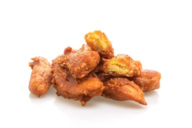 Kızarmış patatesler beyaz arka planda izole edilmiş.