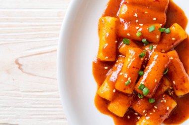 Baharatlı soslu Kore pirinç keki çubuğu (Tteokbokki) - Kore yemeği tarzı