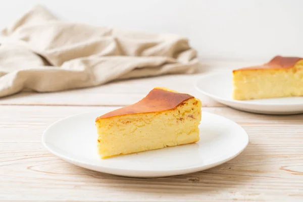 Gâteau Maison Fromage Brûlé Sur Plaque Blanche — Photo