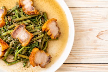 Kızarmış su mimozası ve tabakta domuz eti.