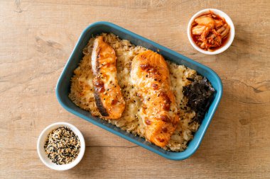 Peynirli fırında somon ve baharatlı miso kasesi.