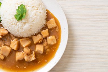 Kahverengi soslu tavuk mu yoksa pirinç soslu sos mu? Asya tarzı.